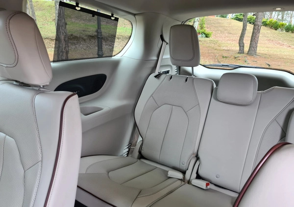 Chrysler Pacifica cena 119000 przebieg: 159000, rok produkcji 2017 z Góra małe 379